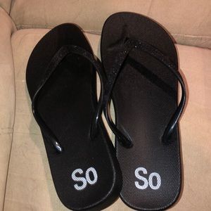 SO Brand black flip flops